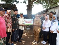 Bupati Ela Serahkan Bantuan Qurban Presiden RI